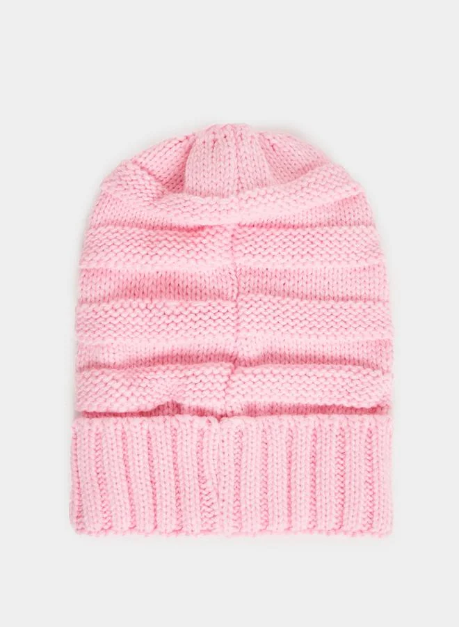 ستايلي قبعة بينيه محبوكة ومزينة بشارة